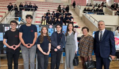 İBRAHİM SÜHEYLA İZMİRLİ FEN LİSESİ’NDE  TÜBİTAK BİLİM FUARINA YOĞUN İLGİ