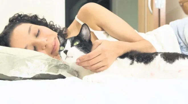 KEDİSİYLE VE KÖPEĞİYLE UYUYANLAR DİKKAT!