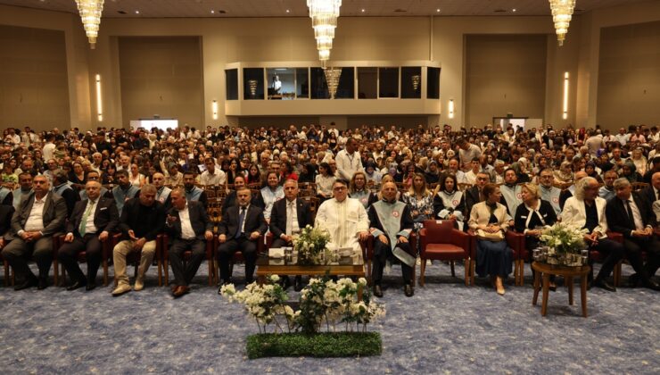 ÖĞRETMENLİĞE UZANAN YOLCULUK MEZUNİYET TÖRENİ İLE TAÇLANDI
