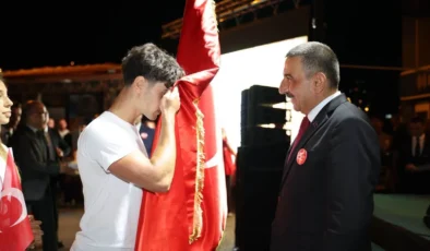 ŞANLI SANCAK TESLİMİNDE DUYGUSAL ANLAR YAŞANDI: VALİ SANCAĞI TESLİM ALDI